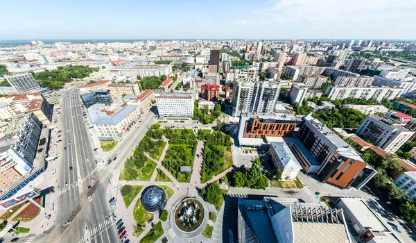 Vue aérienne de la ville avec routes, maisons et bâtiments. — Photo