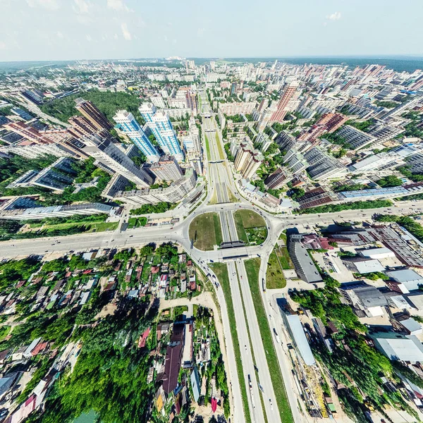 Luftaufnahme der Stadt mit Kreuzungen und Straßen, Häusern, Gebäuden, Parks und Parkplätzen. Sonniges Sommerpanorama — Stockfoto