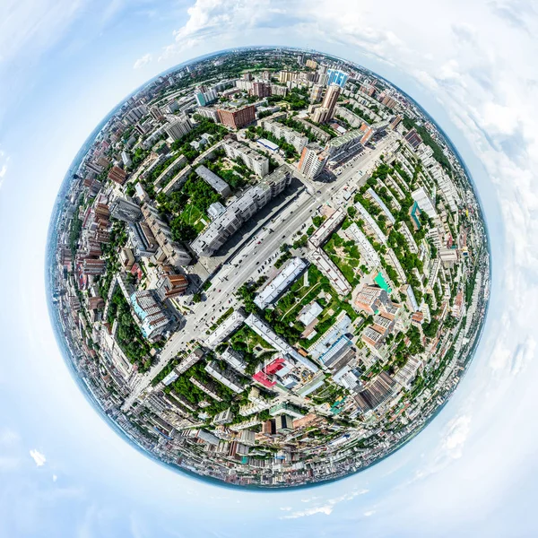 Vista aerea sulla città con crocevia e strade, case, edifici, parchi e parcheggi. Estate soleggiata immagine panoramica — Foto Stock