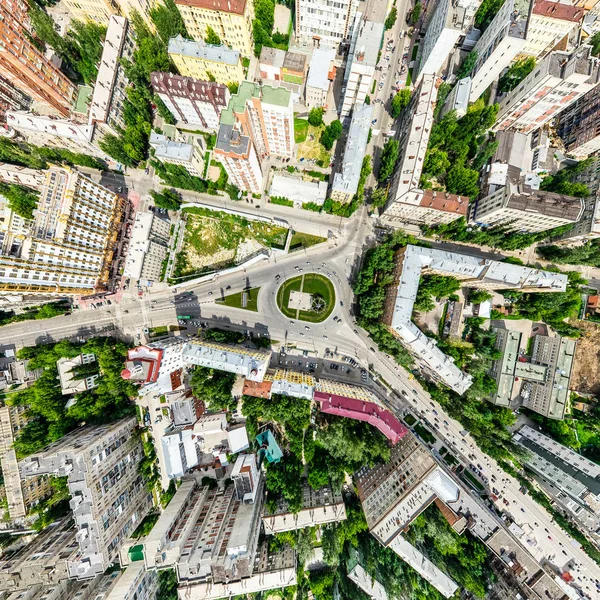 Vista aerea sulla città con crocevia e strade, case, edifici, parchi e parcheggi. Estate soleggiata immagine panoramica — Foto Stock