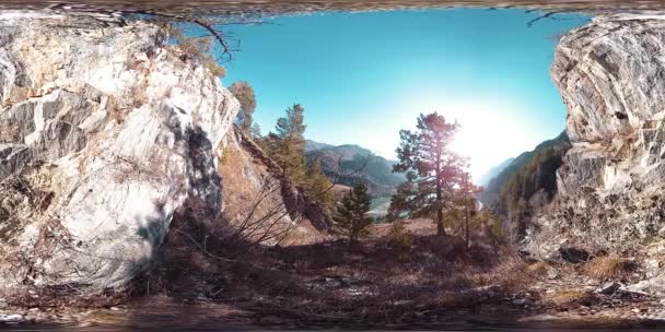 VR di una scena di montagna nel periodo di sole autunnale. Montagne selvagge, pini e rocce enormi . — Video Stock