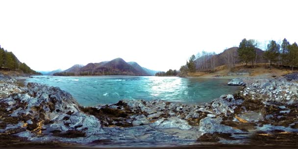 VR av en vacker fjällälv på senhösten. Nationalpark, äng, flodstrand på mulen dag. — Stockvideo