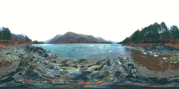 VR av en vacker fjällälv på senhösten. Nationalpark, äng, flodstrand på mulen dag. — Stockvideo