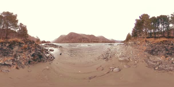 VR krásné horské řeky v pozdním podzimním čase. Národní park, louka, břeh řeky v den zatažení. — Stock video