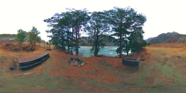 VR pięknej górskiej rzeki późną jesienią. Park Narodowy, łąka, brzeg rzeki w dzień zachmurzenia. — Wideo stockowe