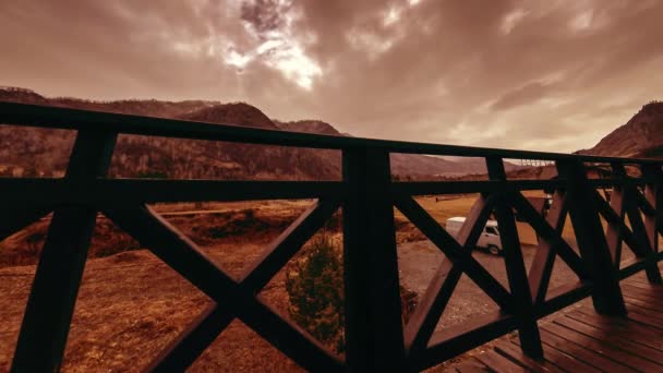 Timelapse di recinzione in legno sulla terrazza alta a paesaggio di montagna con nuvole. Movimento cursore orizzontale — Video Stock