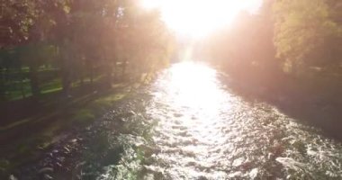 Güneşli yaz sabahı, taze ve temiz dağ nehir üzerinde orta hava uçuş