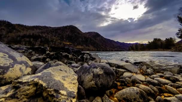 Plan temporel d'une rivière près de la forêt de montagne. D'énormes rochers et des nuages rapides se déplacent. Mouvement horizontal du curseur — Video