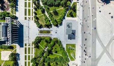 Yolları, evleri ve binaları olan havacılık şehri manzarası.