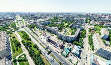 Kesişen yollar, evler, binalar, parklar ve otoparklar olan havacılık şehri manzarası. Güneşli yaz panoramik resmi