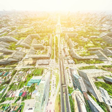 Kesişen yollar, evler, binalar, parklar ve otoparklar olan havacılık şehri manzarası. Güneşli yaz panoramik resmi