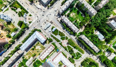 Kesişen yollar, evler, binalar, parklar ve otoparklar olan havacılık şehri manzarası. Güneşli yaz panoramik resmi