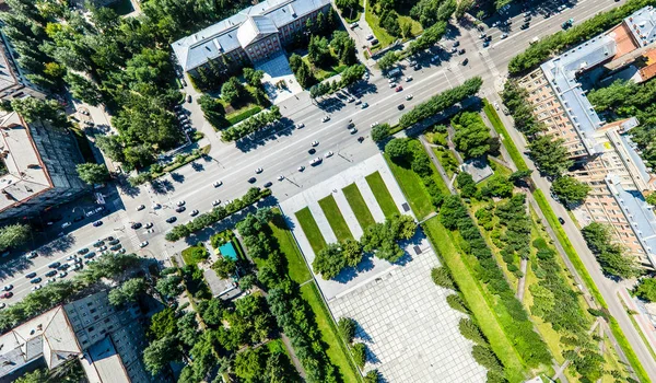 Uitzicht op de stad vanuit de lucht met wegen, huizen en gebouwen. — Stockfoto