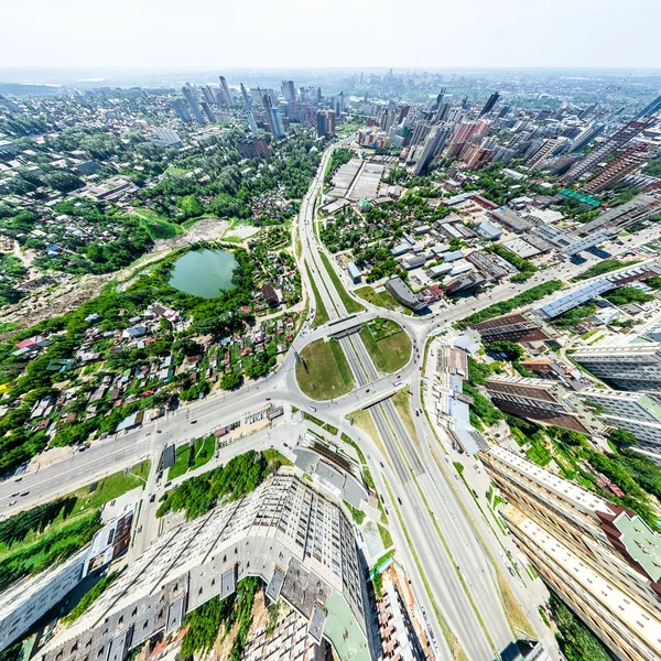 交差点や道路、住宅、建物、公園や駐車場と空中都市の景色。晴れた夏のパノラマ画像 — ストック写真