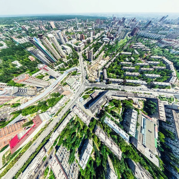 Uitzicht op de stad vanuit de lucht met kruispunten en wegen, huizen, gebouwen, parken en parkeerplaatsen. Zonnige zomer panoramisch beeld — Stockfoto