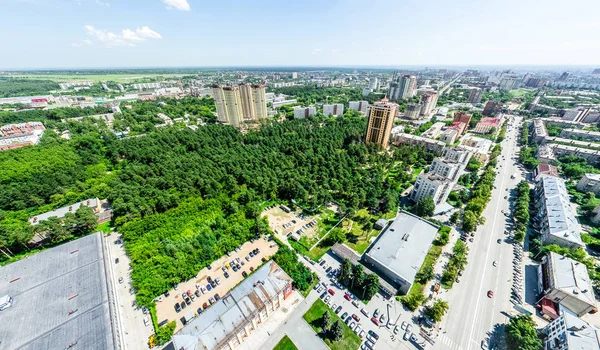 Letecký výhled na město s křižovatkou a silnic, domů, budov, parků a parkovišť. Slunečné léto panoramatický obraz — Stock fotografie