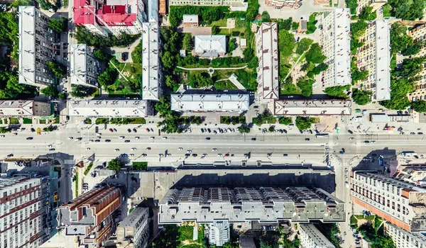 Vue aérienne de la ville avec carrefour et routes, maisons, bâtiments, parcs et parkings. Image panoramique ensoleillée d'été — Photo