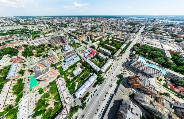 Uitzicht op de stad vanuit de lucht met kruispunten en wegen, huizen, gebouwen, parken en parkeerplaatsen. Zonnige zomer panoramisch beeld — Stockfoto