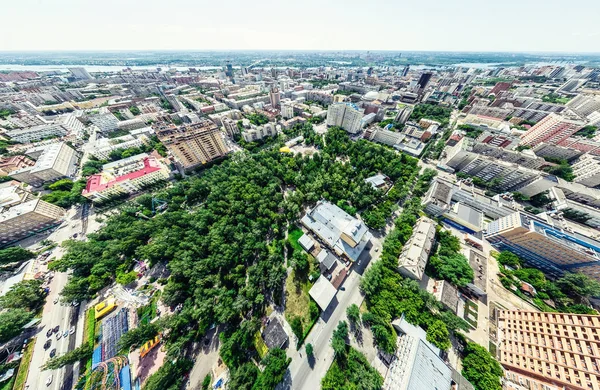 Uitzicht op de stad vanuit de lucht met kruispunten en wegen, huizen, gebouwen, parken en parkeerplaatsen. Zonnige zomer panoramisch beeld — Stockfoto