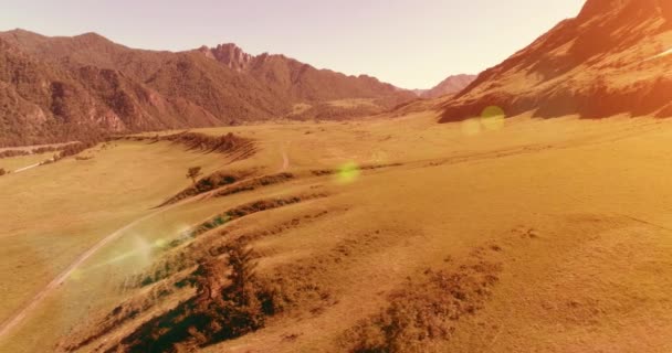 Повітряна сільська гірська дорога і луг в сонячний літній ранок. асфальтового шосе та річки . — стокове відео