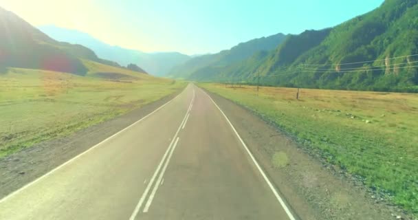 Lucht lage vlucht over bergweg en weide op zonnige zomerochtend. — Stockvideo