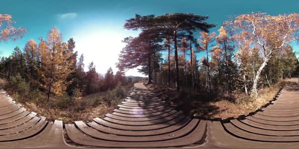 Realtà virtuale 4K 360 VR di una bellissima scena di montagna in autunno. Montagne russe selvagge . — Video Stock