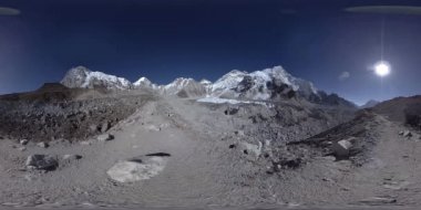 Everest Üssü 'nün 360 vr panoramik görüntüsü. Everest Dağı, güzel gökyüzü ve Khumbu buzulu. Khumbu Vadisi, Sagarmatha Ulusal Parkı, Himalayalar 'ın Nepal' i. EBC iz yolunun bitiş noktası