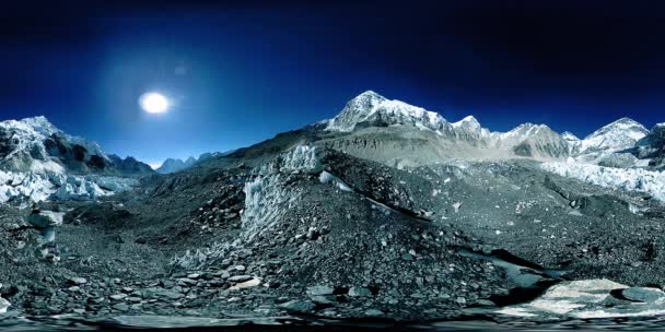 360 vr лагеря Everest Base в Кхумбу. Долина Кхумбу, национальный парк Сагарматха, Непал Гималаев. Трасса EBC вблизи Горак Шеп. — стоковое видео