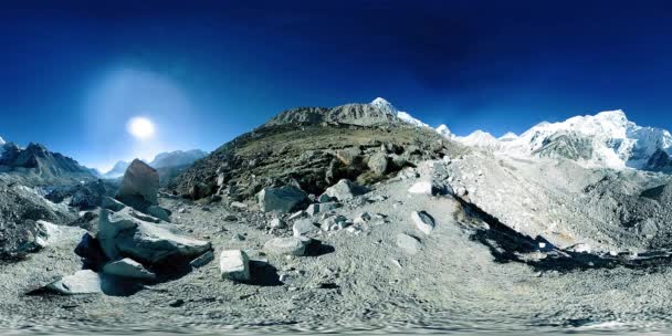 360 vr Everestského tábora na ledovci Khumbu. Údolí Khumbu, národní park Sagarmatha, Nepál Himálaje. Trasa EBC poblíž Gorak Shep. — Stock video