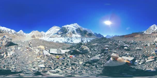 Khumbu 빙하에 있는 에베레스트 베이스 캠프 의 360 vr. 히말라야 산맥 의 네 팔 에 있는 사그라 타 국립 공원 인 큐 부 계곡이다. 고락사 프 근처 EBC 궤도. — 비디오