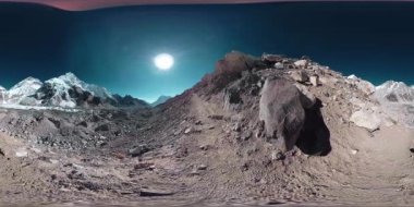 Khumbu Buzulu 'ndaki Everest Üssü' nün 360. Khumbu Vadisi, Sagarmatha Ulusal Parkı, Himalayalar 'ın Nepal' i. Gorak Shep yakınlarındaki EBC rotası.