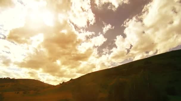 4K UHD montaña prado timelapse en el verano. Nubes, árboles, hierba verde y rayos de sol movimiento. — Vídeos de Stock