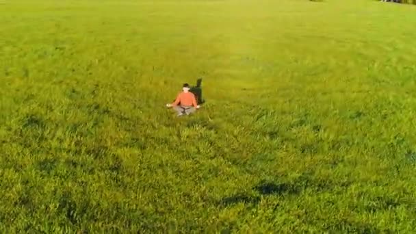 완벽 한 초록빛 잔디 위에서 요가 선수를 타고 고도가 낮은 곳을 비행 한다. 산속의 일몰. — 비디오