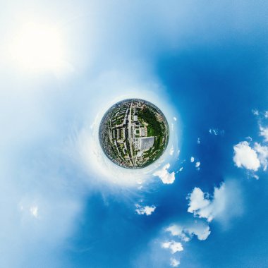 Kesişen yollar, evler, binalar, parklar ve otoparklar olan havacılık şehri manzarası. Güneşli yaz panoramik resmi