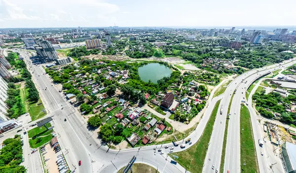 交差点や道路、住宅、建物、公園や駐車場と空中都市の景色。晴れた夏のパノラマ画像 — ストック写真