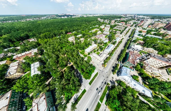 Widok z lotu ptaka na skrzyżowanie dróg i dróg, domy, budynki, parki i parkingi. Słoneczny letni panoramiczny obraz — Zdjęcie stockowe