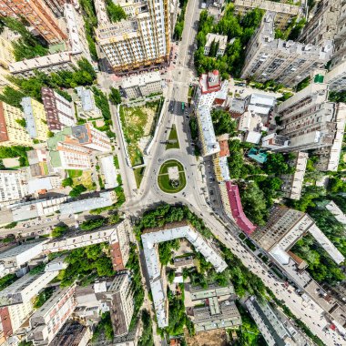 Kesişen yollar, evler, binalar, parklar ve otoparklar olan havacılık şehri manzarası. Güneşli yaz panoramik resmi