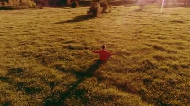 Nízká nadmořská výška radiální let nad sportovním jóga muž v dokonalé zelené trávě. Západ slunce v horách. — Stock video