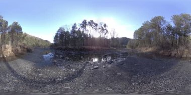 Vahşi dağların, çam ormanlarının ve nehir akışlarının 360 VR sanal gerçekliği. Ulusal park, çayır ve güneş ışınları.