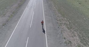 Yeni asfalt yol, sportif adam alçak irtifa uçuş
