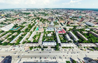 Kesişen yollar, evler, binalar, parklar ve otoparklar olan havacılık şehri manzarası. Güneşli yaz panoramik resmi