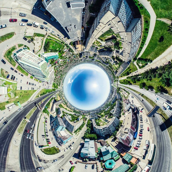 Vue aérienne de la ville avec carrefour et routes, maisons, bâtiments, parcs et parkings. Image panoramique ensoleillée d'été — Photo