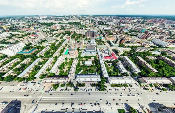 Вид на повітряне місто з перехрестями та дорогами, будинками, будівлями, парками та паркінгами. Сонячне літо панорамне зображення — стокове фото