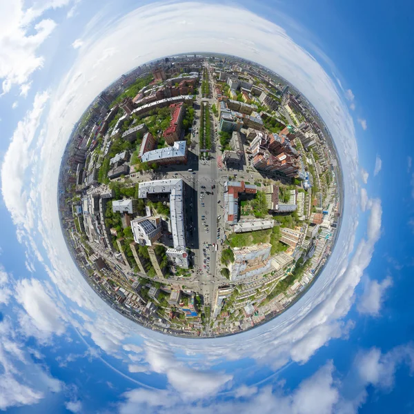 Vista aérea de la ciudad con encrucijadas y caminos, alberga edificios. Disparo de helicóptero. Imagen panorámica. —  Fotos de Stock