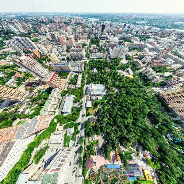 Vue aérienne de la ville avec carrefour et routes, maisons, bâtiments, parcs et parkings. Image panoramique ensoleillée d'été — Photo