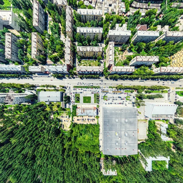 Uitzicht op de stad vanuit de lucht met kruispunten en wegen, huizen, gebouwen, parken en parkeerplaatsen. Zonnige zomer panoramisch beeld — Stockfoto