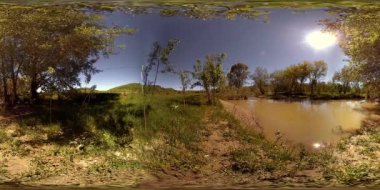 UHD 4K 360 VR Bir nehrin Sanal Gerçekliği güzel dağ ormanlarında kayaların üzerinden akıyor