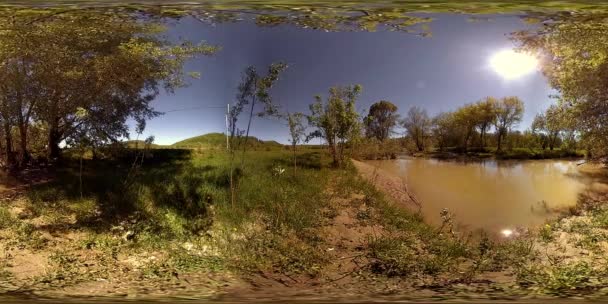 UHD 4K 360 VR La réalité virtuelle d'une rivière coule sur des rochers dans un magnifique paysage de forêt de montagne — Video