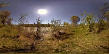 4K 360 VR Bir nehrin Sanal Gerçekliği Altay Rusya dağları ormanları ve çayırlarındaki bu güzel manzarada kayaların üzerinden akıyor