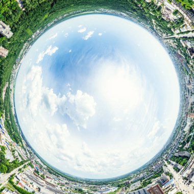 Kesişen yollar, evler, binalar, parklar ve otoparklar olan havacılık şehri manzarası. Güneşli yaz panoramik resmi